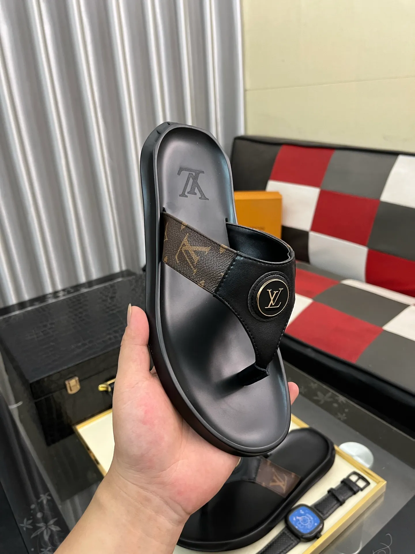 Men's shoes 💰260⌚️⌚️lv-Louis Vuitton) new men's sandals, high-end boutique, exquisite embossed logo decoration on the upper, fine workmanship, super soft soles, casual, loose and comfortable, a must-have in summer! \nsize: 38-443️⃣Colors available
